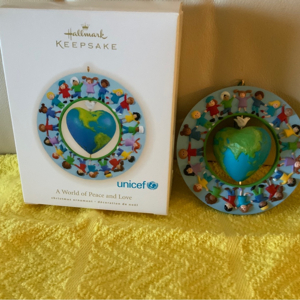 Hallmark UNICEF  “A world of piece & Love” Keepsake Ornament 2009